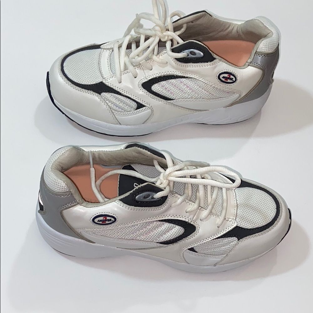 Answer2 Style #: 554-4โWhite and Gray Athletic Sneakers with Cushioned Sole 10XW